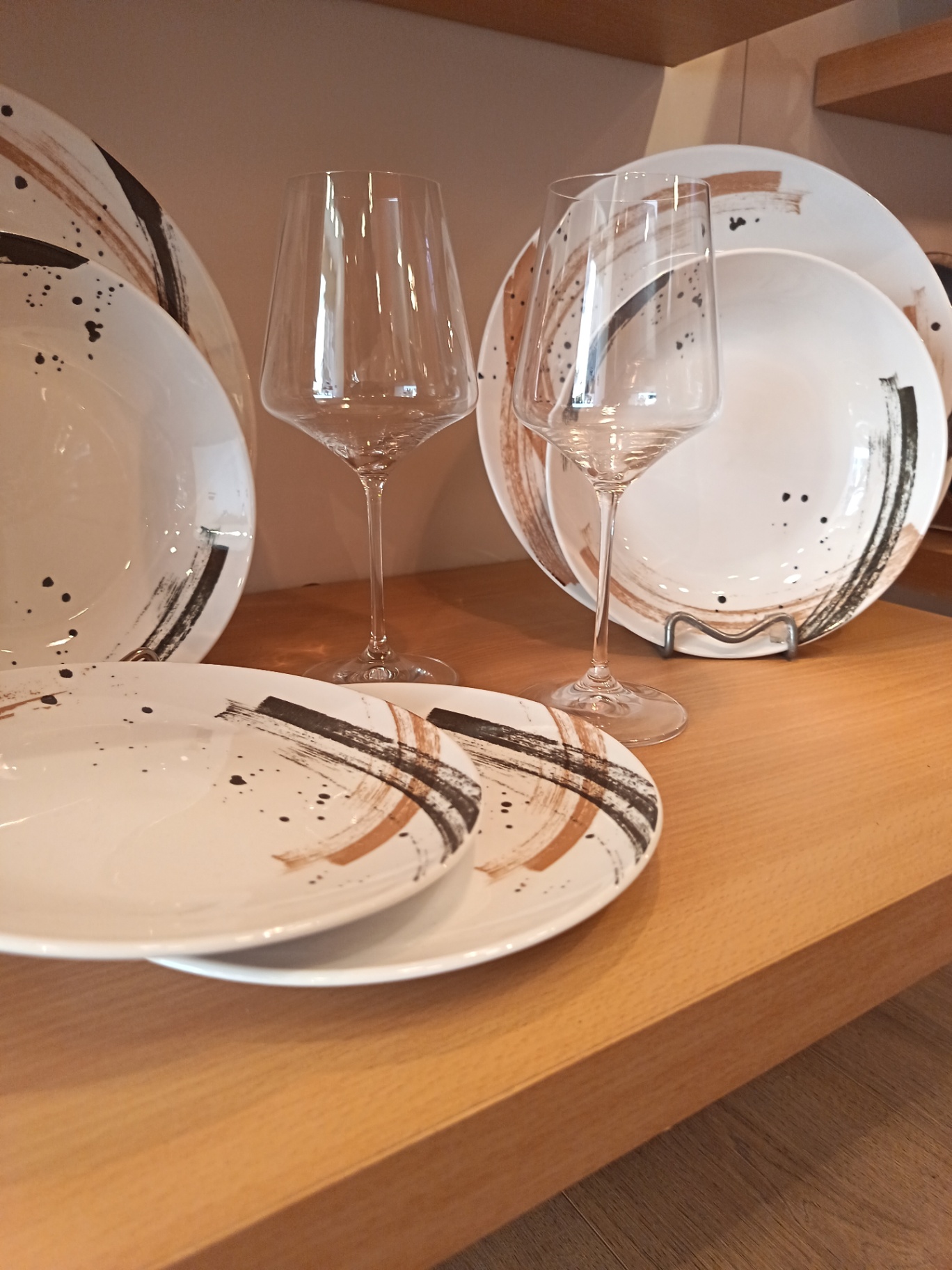 Servizio di piatti e bicchieri da vino