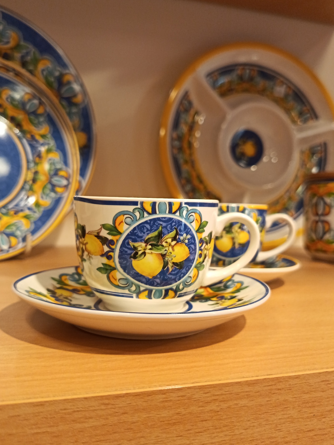Tazzine e piatti decorati in stile mediterraneo