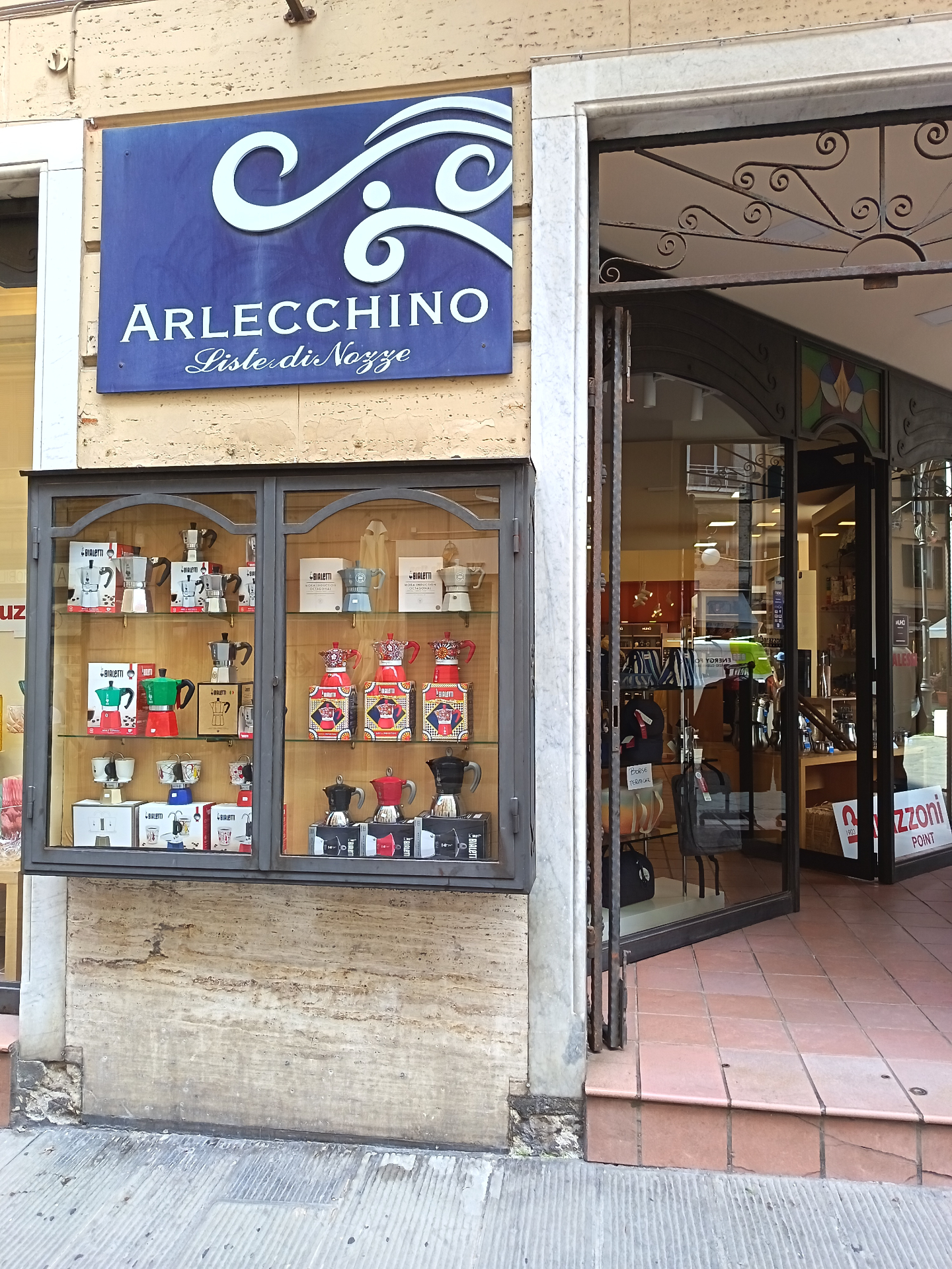 Vetrina Arlecchino con caffettiere Bialetti