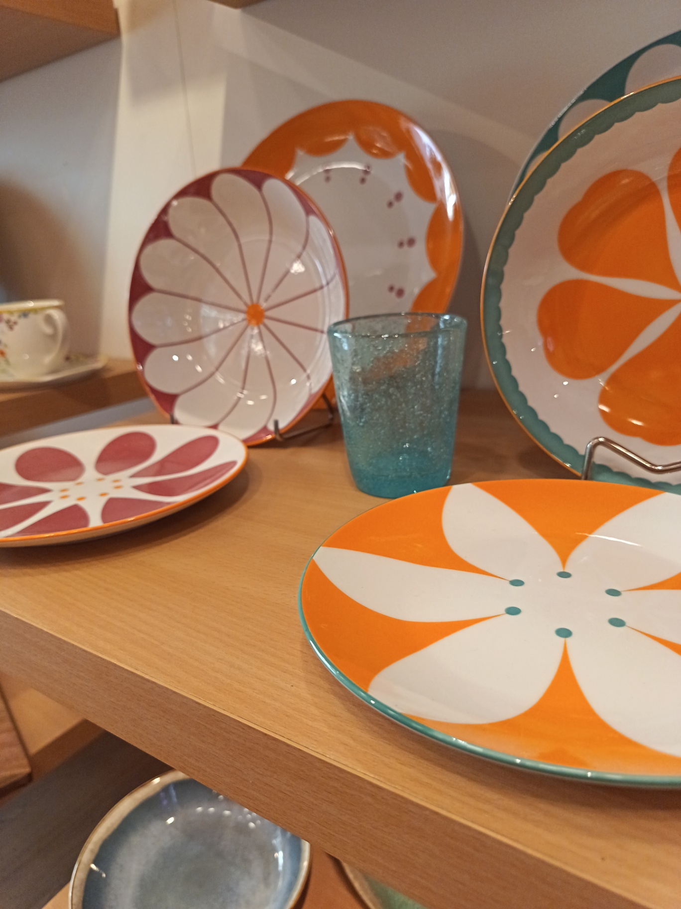 Piatti con decori floreali