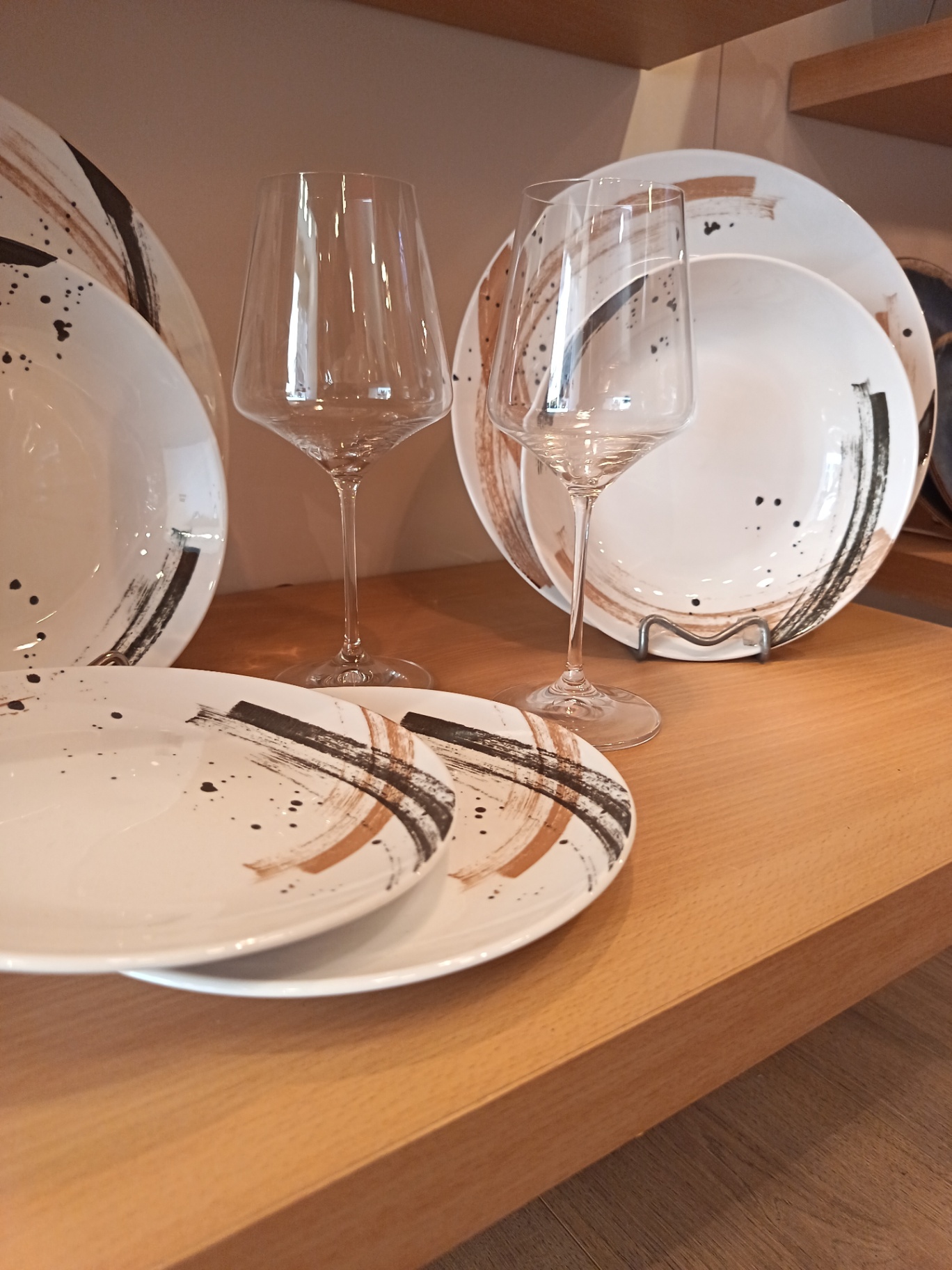 Piatti decorati e calici in cristallo