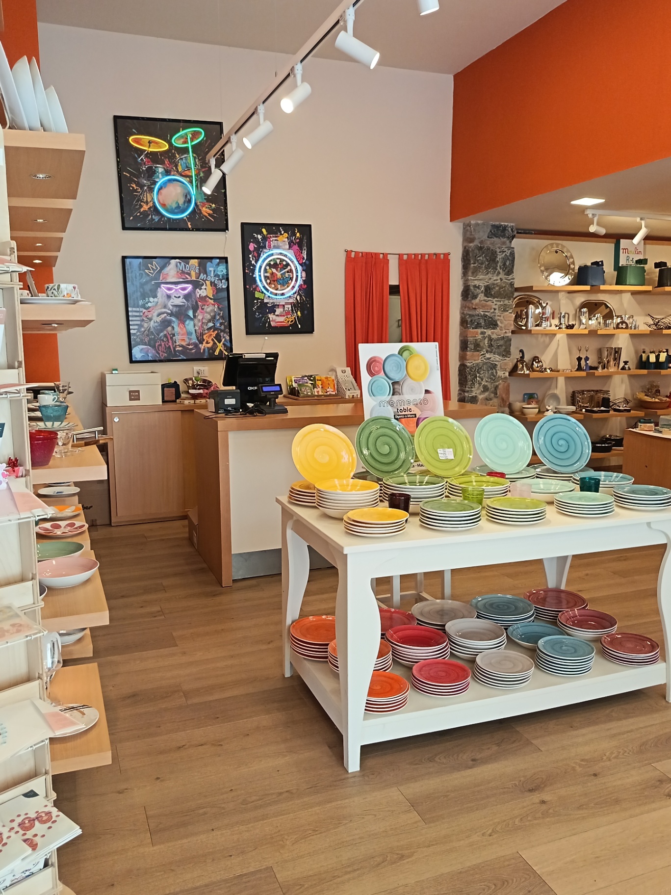 Interno del negozio con piatti colorati